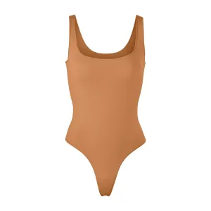 ESSENTIAL SCOOP NECK BODYSUIT | CAMEL