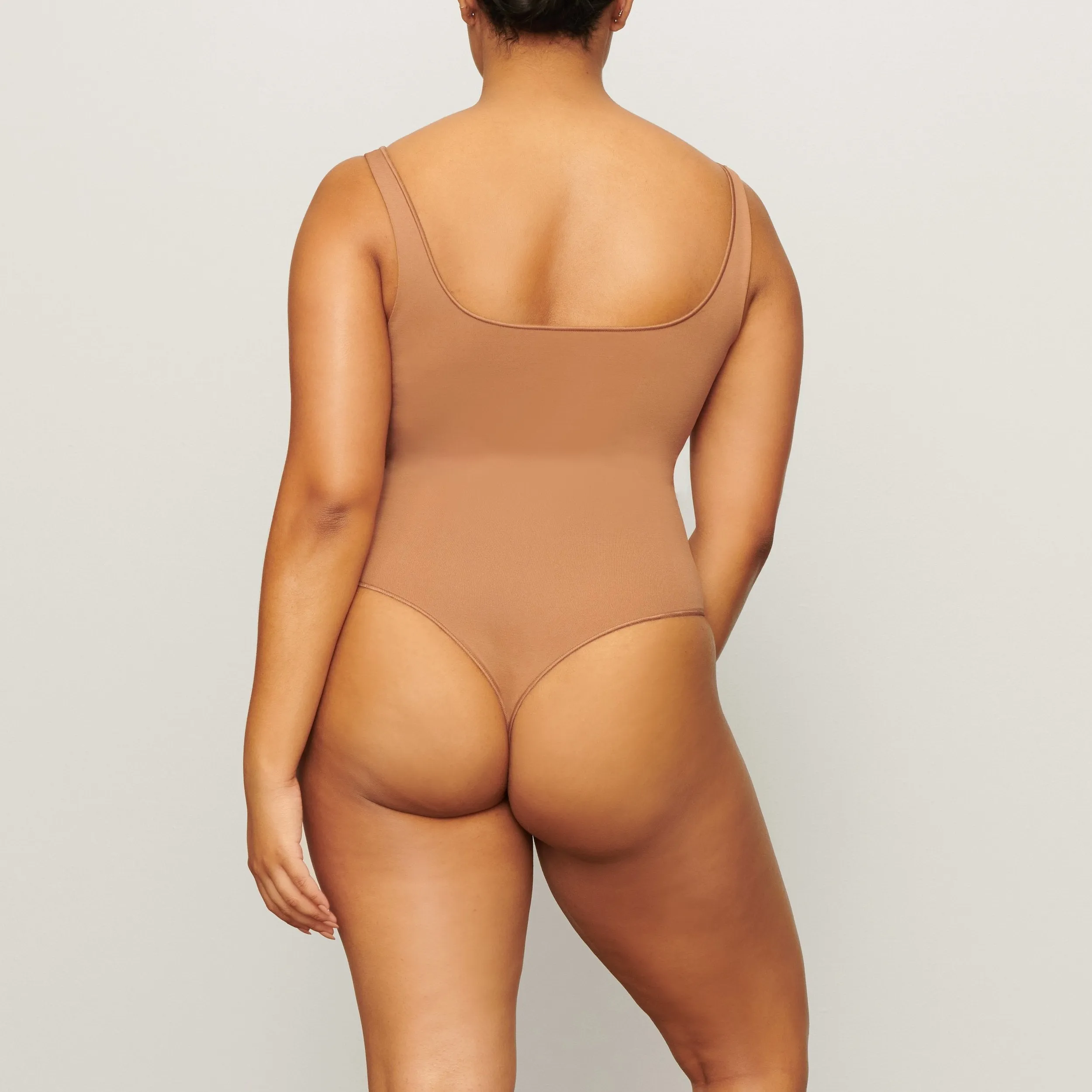 ESSENTIAL SCOOP NECK BODYSUIT | CAMEL